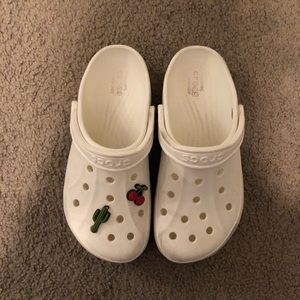 Crocs White Clogs + 2 Jibbitz
